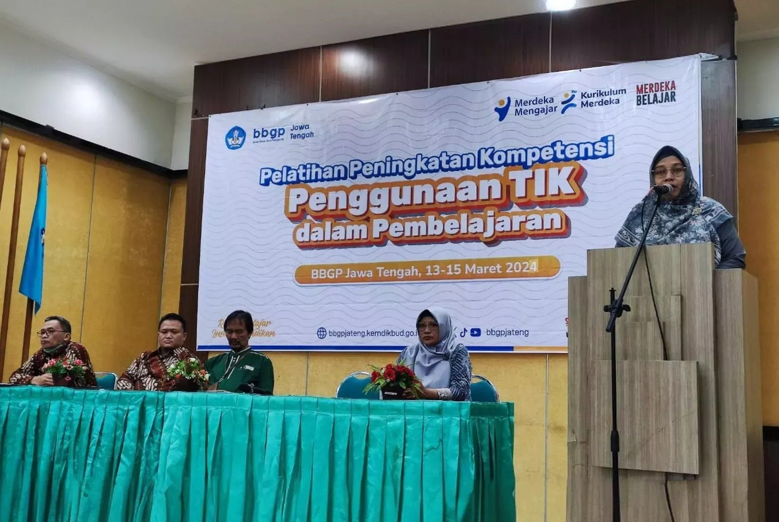 Pelatihan Peningkatan Kompetensi Penggunaan TIK dalam Pembelajaran: Membawa Pendidikan ke Era Digital